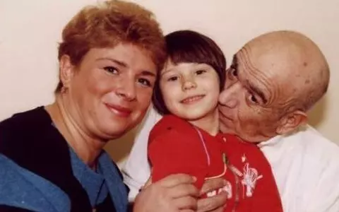 Ce relație are acum Teo Trandafir cu tatăl ei, grav bolnav: "Se interesează de soarta mea"