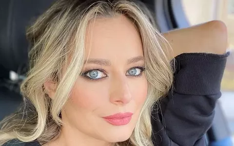 Laura Cosoi a pozat nud, cu burtica la vedere, gravidă în luna a șaptea: "Înfloresc"