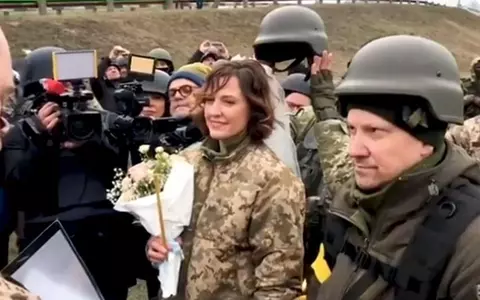 Doi militari ucraineni s-au căsătorit pe front, îmbrăcați în uniforme militare. Soldații au purtat arme și flori