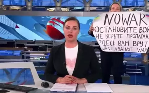 O jurnalistă a intrat în direct la postul public tv din Rusia cu un mesaj anti-război. Femeia a fost arestată