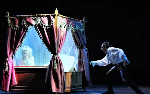 Papagalul Mut, spectacolul scris și regizat de Nae Caranfil, revine pe scena Săli Mari a Teatrului Național ”I. L. Caragiale” din București