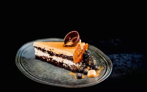 Prăjitură cu ciocolată și caramel sărat (Fudge Cake). Rețeta lui Chef Foa