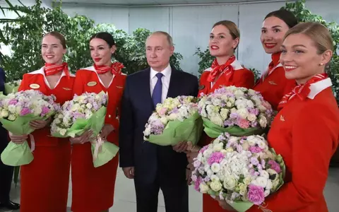 De ce a stat Vladimir Putin atât de aproape de stewardese, iar față de partenerii de discuții păstrează o distanţă uriașă