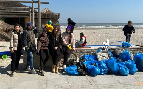 Un grup de refugiați din Ucraina a curățat plaja Mamaia de gunoaie
