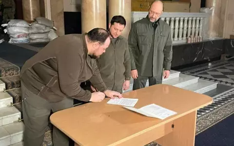 Președintele Volodimir Zelenski a semnat cererea de aderare la UE, chiar în timpul negocierilor ruso-ucrainene
