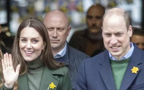Cum s-au îmbrăcat Kate Middleton și Prințul William la cea mai recentă apariție. Ce semnificație au florile purtate în piept