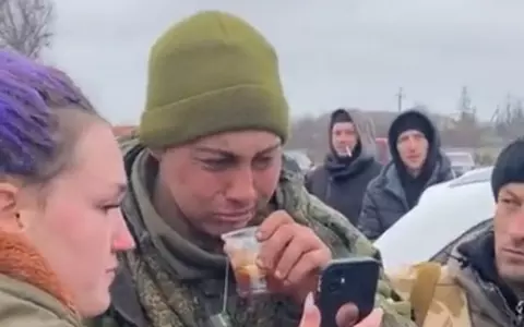 Un soldat rus a fost hrănit de ucraineni și lăsat să vorbească cu familia. Imaginile au devenit virale