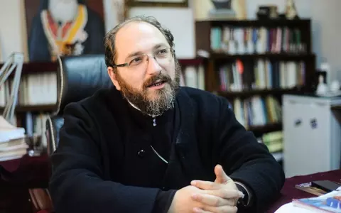 Cine este preotul Constantin Necula. Povestea emoţionantă a crucii pe care o poartă la piept