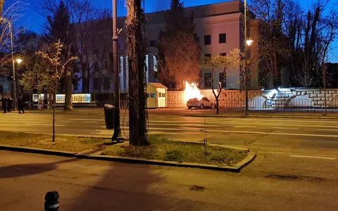 O mașină s-a izbit în gardul Ambasadei Rusiei din București. Șoferul a murit carbonizat