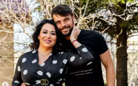 Oana Roman și Marius Elisei, fotografii de adolescenți îndrăgostiți. Vedeta s-a lăsat pipăită de soțul ei și a postat imaginile