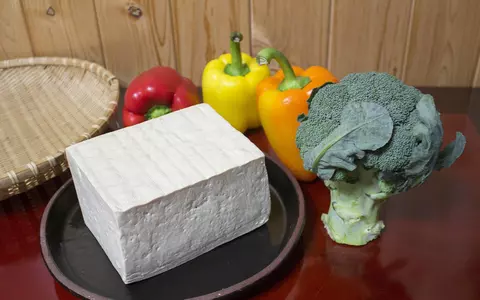 Rețetă tofu la tigaie cu porumb, ciuperci și ardei