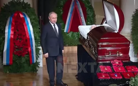 Vladimir Putin a luat parte la funeraliile lui Vladimir Jirinovski. A adus trandafiri roşii şi s-a închinat lângă sicriu
