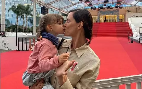 Catrinel Menghia, însoţită de fiica ei, la Festivalul de la Cannes. Imagini adorabile cu Caroline Léon