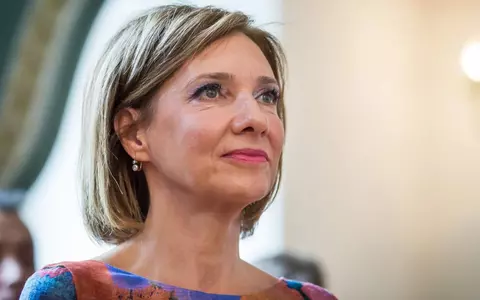 Cum s-a îmbrăcat Carmen Iohannis la festivitatea de absolvire a elevilor săi. Prima Doamnă a României a atras toate privirile