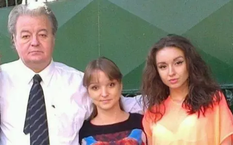 Familia lui Vadim Tudor, legătură paranormală cu Tribunul, la 7 ani de la moartea acestuia: "Înainte să se întâmple ceva negativ..."