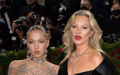 Fiica lui Kate Moss, apariție pe covorul roșu cu pompa de insulină la vedere. La 19 ani, Lila are diabet de tip I