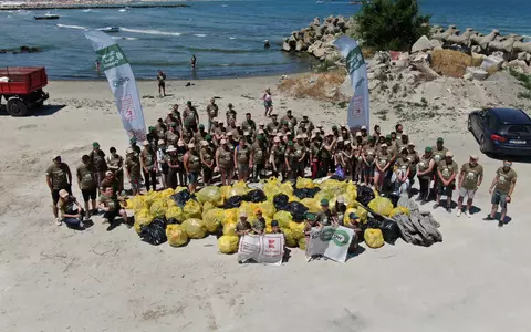 Un delfin mort, cărucioare de cumpărături, trotinete electrice, lăzi de băuturi au fost găsite de voluntari în apele din Constanța în campania  „Turism fără deșeuri”, lansată de Ziua Mediului