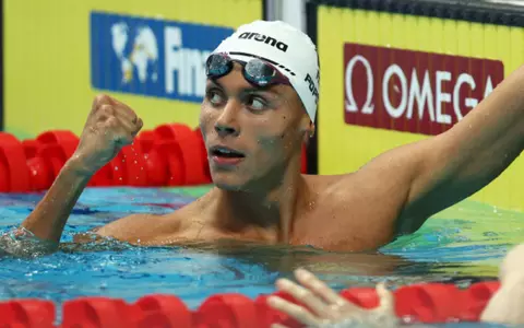 David Popovici a devenit primul campion mondial la natație din istoria României. Tânărul de 17 ani a avut o prestație remarcabilă la Budapesta