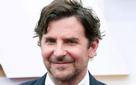 Actorul Bradley Cooper, surprins când sărută un bărbat. Despre ce e vorba în noul său film de pe Netflix 