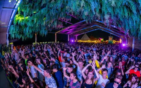 Line-up-ul complet pentru scenele Daydreaming și Oasis, la Neversea