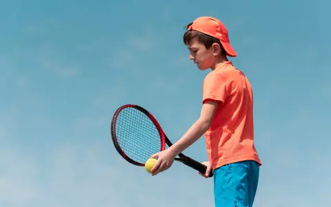 Cât costă să îți dai copilul la tenis