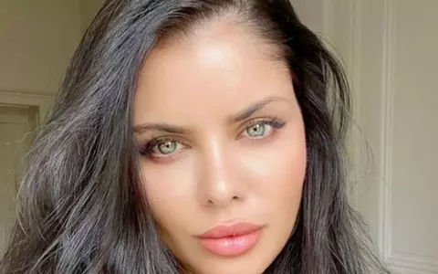 Cum arată Ileana Lazariuc în costum de baie, la 40 de ani. Fosta noră a lui Ion Țiriac atrage toate privirile