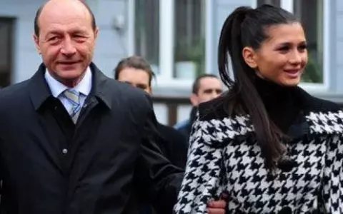 Cum arată acum Elena Băsescu, după ce a apelat, din nou, la medicul estetician. Imaginile i-au surprins pe fani 