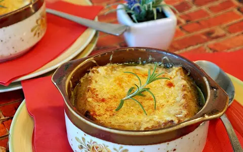 Rețetă de supă de ceapă cu brânză gratinată