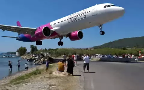 Un avion a trecut la câțiva metri deasupra turiștilor, înainte de a ateriza pe insula grecească Skiathos. Imagini spectaculoase