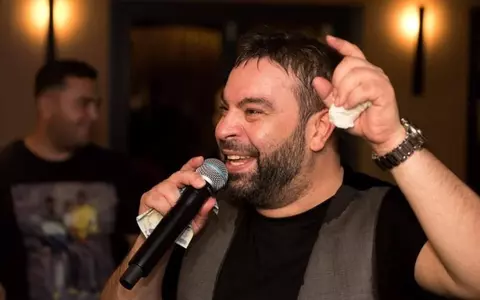Florin Salam s-a externat din spital și apoi a mers direct la concert. Artistul a făcut show cu Alex Velea la petrecerea unui interlop