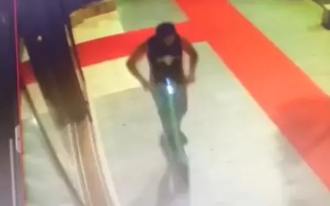 Alertă în București! Poliția caută un bărbat care a înțepat două femei, pe stradă, cu un obiect ascuțit / Cum arată individul