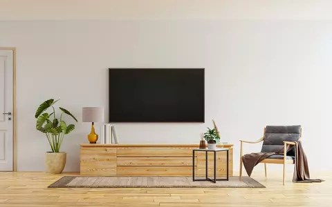 Cum se ataşează suportul TV pe perete?