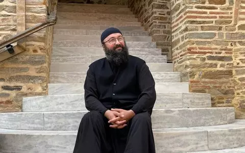O femeie îl acuză pe preotul Visarion Alexa că a violat-o chiar în chilia în care spovedea: "Avea pantalonii desfăcuți și m-a forțat…"