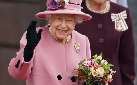 Ce simbolizează buchetele de floarea-soarelui aduse de britanici, ca omagiu, pentru Regina Elisabeta a II-a. Au un mesaj puternic în spate