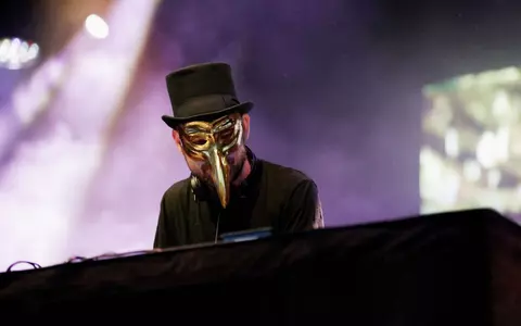 Claptone, artistul care a pregătit ceremonia oficială de deschidere a festivalului UNTOLD 2022, le-a făcut o surpriză fanilor