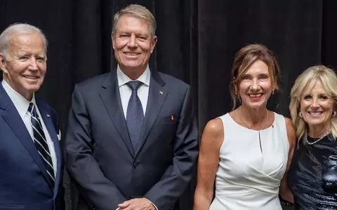 Cum s-a îmbrăcat Carmen Iohannis la întâlnirea cu președintele Joe Biden și Prima Doamnă a Statelor Unite. Ținuta sa a atras toate privirile