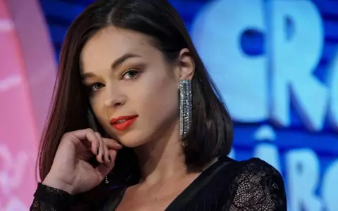 Cu cine se iubește Ioana Petric. Prezentatoarea de la Cronica Cârcotașilor are o relație la distanță: "Ne știm de când eram mici"