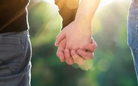 După șase ani de relație, o femeie a aflat că iubitul ei era, de fapt, fratele ei biologic: "Am fost ciudat să stau în pat lângă el"