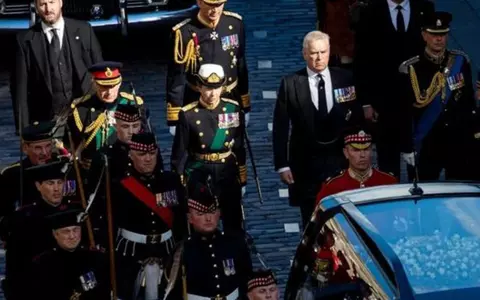 Fiul Reginei Elisabeta a II-a, Prințul Andrew, huiduit la procesiunea funerară a suveranei. Un tânăr a fost arestat