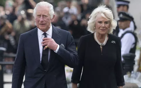 Regele Charles al III-a a fost sărutat de o femeie, alta decât soția lui, Camilla: „S-a uitat la mine și...”. Fiul Reginei a încălcat protocolul
