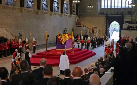 Un soldat din Garda Regală a leșinat lângă sicriul Reginei Elisabeta a II-a, în Westminster Hall