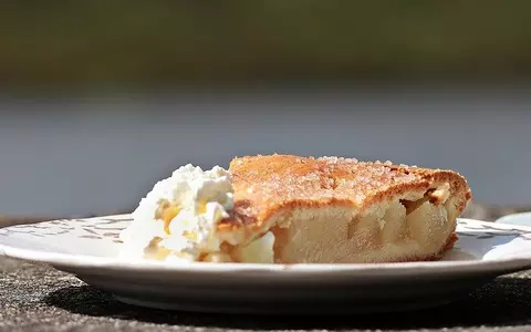Rețetă de prăjitură cu mere, biscuiți și budincă