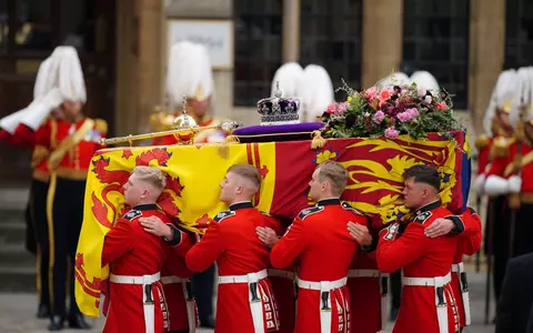 Ce scrie pe biletul de pe sicriul Reginei Elisabeta și ce semnificație au florile din coroana funerară