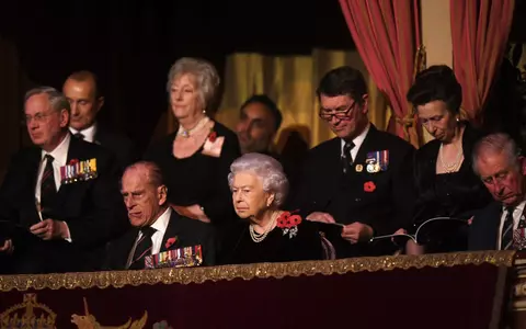 Ce semnifică macii roșii pe care îi poartă în piept cei din Familia Regală Britanică