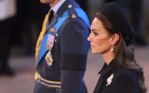 Kate Middleton, omagiu pentru Diana la căpătâiul Reginei. Ce bijuterie a purtat