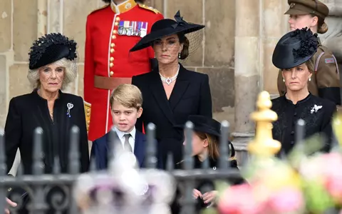 Ce semnificație au voaletele negre purtate de Camilla Parker și Kate Middleton la înmormântarea Reginei Elisabeta a II-a