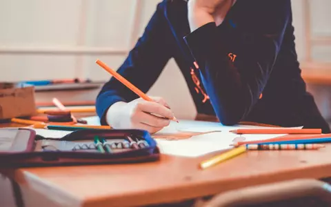 Vouchere sociale de 500 de lei pentru elevii din familii defavorizate. Care sunt condiţiile pentru depunerea cererilor
