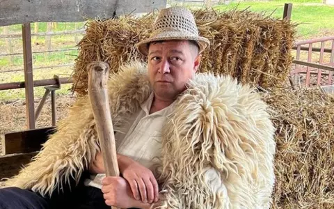 Sandu Pop, alias Văru' Săndel, detalii despre rolul său din serialul Pup-o, mă!: „Eu sunt actor, dar lumea mă știe mai mult cu muzica”