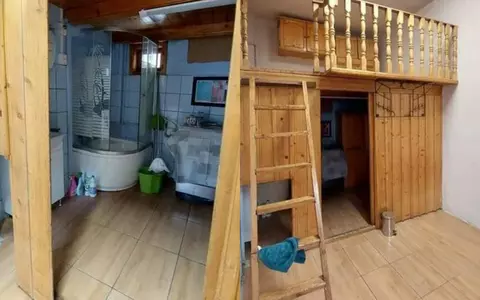 Cu câți bani se închiriază o garsonieră de 14 mp în Cluj. Patul este deasupra băii