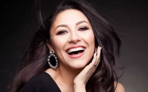 Cum s-au îmbrăcat Andreea Esca și Andra la un eveniment caritabil. Au atras toate privirile
